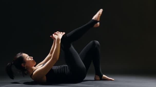 Mujer Deportiva Acuesta Una Esterilla Yoga Dobla Rodilla Hacia Adelante — Vídeos de Stock