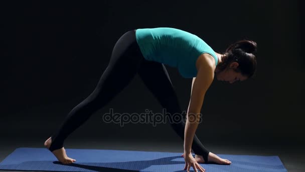 Mujer Deportiva Inclina Hacia Adelante Presiona Fer Adelante Pierna Cuerpo — Vídeos de Stock