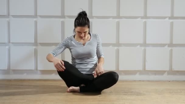 Mulher Jovem Senta Coloca Pernas Asana Lótus Ela Começa Respirar — Vídeo de Stock