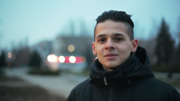 Fiatal Férfi Nevet Valaki Város Egy Utcai Télen Megvárja Amíg — Stock videók