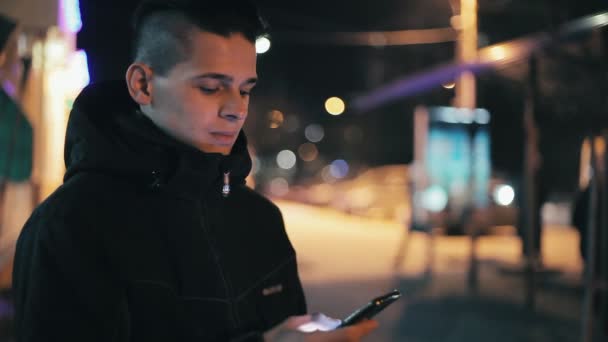 Hravý Muž Stojí Hledají Informace Obrazovku Smartphone Městě Zimě Vzrušující — Stock video