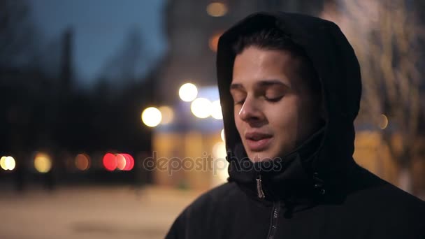 Счастливый Человек Стоит Улице Курит Электронную Сигарету Городской Улице Зимой — стоковое видео