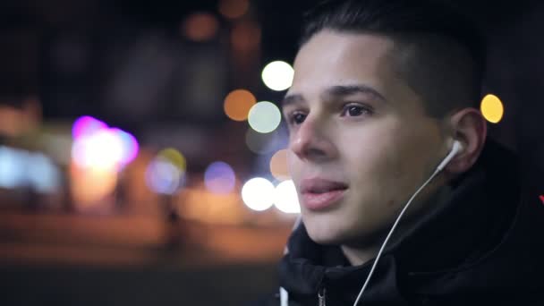 Jovem Fica Livre Fuma Cigarro Eletrônico Uma Rua Cidade Inverno — Vídeo de Stock