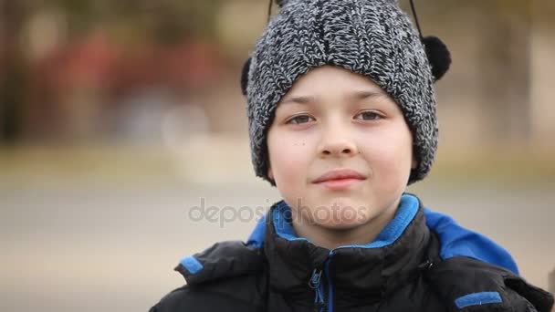 Γενναίο Αγόρι Ένα Μάλλινο Καπέλο Ταλαντεμένος Μπάλες Χαμόγελα Εξωτερικούς Χώρους — Αρχείο Βίντεο
