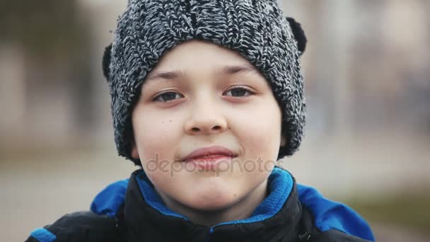 Ευτυχισμένο Αγόρι Ένα Μάλλινο Καπέλο Ταλαντεμένος Μπάλες Χαμόγελα Εξωτερικούς Χώρους — Αρχείο Βίντεο