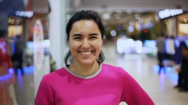 Jovem Mulher Sorri Feliz Shopping Center Véspera Christmass Uma Visão — Vídeo de Stock