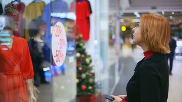 Blond Kobieta Stoi Centrum Handlowym Patrzy Zakupy Okno Wesoły Widok — Wideo stockowe