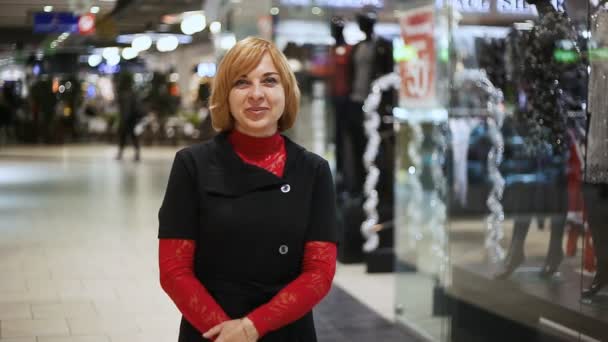 Mujer Sonriente Encuentra Centro Comercial Lleno Regalos Navidad Siendo Feliz — Vídeo de stock