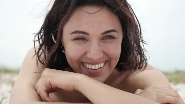 Jonge Vrouw Ligt Aan Het Strand Van Zwarte Zee Lacht — Stockvideo