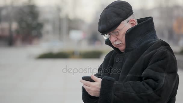 Uomo Saggio Con Una Pelliccia Pelle Chiama Dal Suo Cellulare — Video Stock