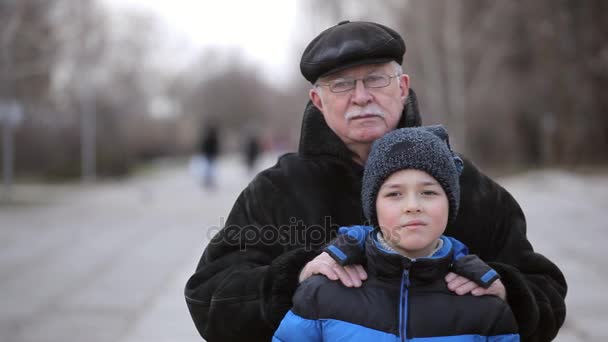 Маленький Хлопчик Смішному Капелюсі Розмовляє Своїм Мудрим Дідусем Парковій Смузі — стокове відео