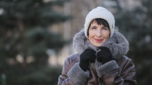 Femme Optimiste Avec Chapeau Blanc Manteau Fourrure Sourit Dans Une — Video