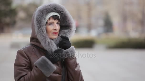 Mujer Mediana Edad Con Sombrero Blanco Abrigo Cuero Sonríe Levanta — Vídeo de stock