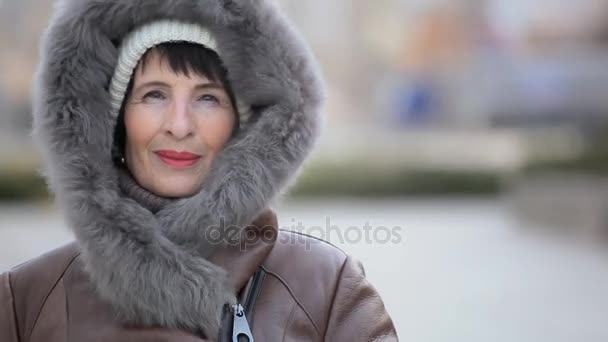Весела Жінка Білому Капелюсі Шуба Посміхається Стоїть Відкритому Повітрі Взимку — стокове відео