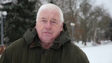 Bilge adam gri başlı anlamına gelir ve slo-mo kışın bir sanatsal sokak üzerinde düşünüyor. Bir koyu yeşil anorak duruyor ve onun hakkında bir sanatsal sokak sokak slo-mo kışın sanan yaşlı bir bilge adam meditatif bir closeup giymiş. 