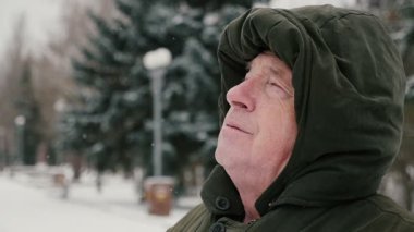 Dalgın komuta sizde oturur ve kış slo-mo onun yaşam sorunları hakkında düşünüyor. Akıllı bir adam bir anorak kukuleta ile çarpıcı bir görünüm kafasında bir sokak bankta oturur... ve yavaş kışın örnek alıyor.