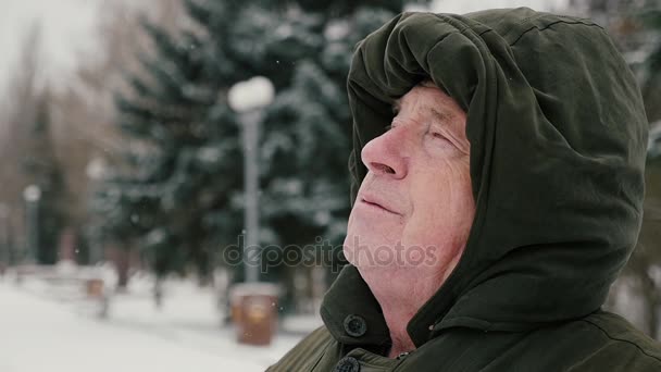 Wistful Senior Homme Assoit Pense Ses Problèmes Vie Hiver Montréal — Video