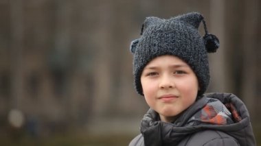 Komik şapkalı küçük çocuk anlamına gelir ve iki sallayarak topları ile yün şapkalı açık havada duran bir dokuz yaşındaki çocuğun özgün bir görünüm Noel hediyelerini kışın hakkında düşünüyor. Onun Noel tatili hakkında düşünüyor