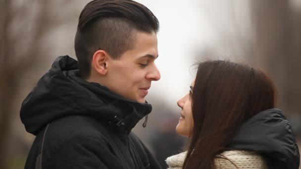 Jeune Couple Tiennent Debout Parlent Joyeusement Sur Une Ruelle Arty — Video