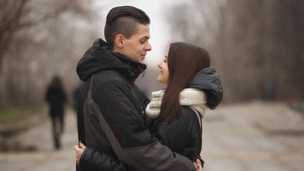 Młoda Para Stoją Przytulić Się Szczęśliwie Alejce Arty Zimie Imponujący — Wideo stockowe
