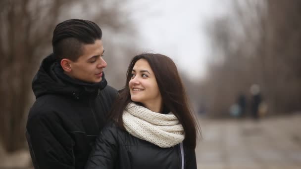 Uzun Gevşek Saçlı Güzel Kız Romantik Erkek Arkadaşına Bir Sokakta — Stok video