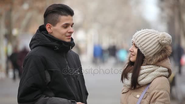 Joven Hombre Deportivo Habla Con Novia Hirviendo Callejón Artístico Invierno — Vídeos de Stock