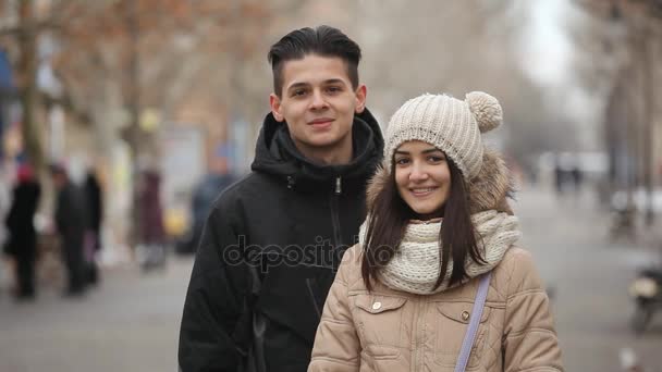 Heureux Jeune Couple Debout Sur Une Ruelle Hiver Ils Sourient — Video