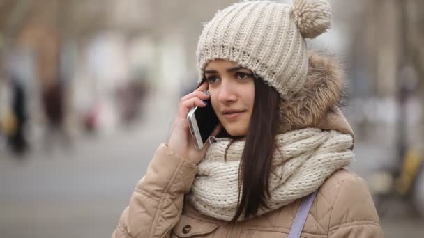 Menina Alegre Sorri Fala Seu Telefone Inteligente Beco Arty Inverno — Vídeo de Stock