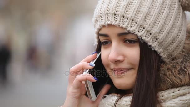 Glamour Girl Smiles Speaks Her Smart Phone Arty Alley Winter — Stock Video