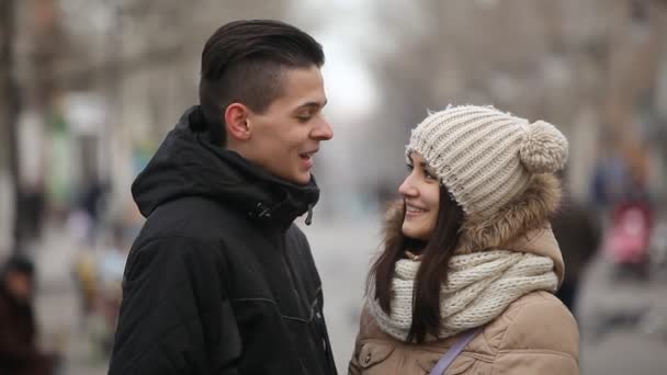 Jovem Casal Sussurra Sorri Coo Como Pombas Beco Arty Inverno — Vídeo de Stock