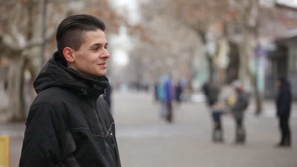 Jovem Feliz Sorri Enquanto Encontra Sua Linda Namorada Beco Inverno — Vídeo de Stock