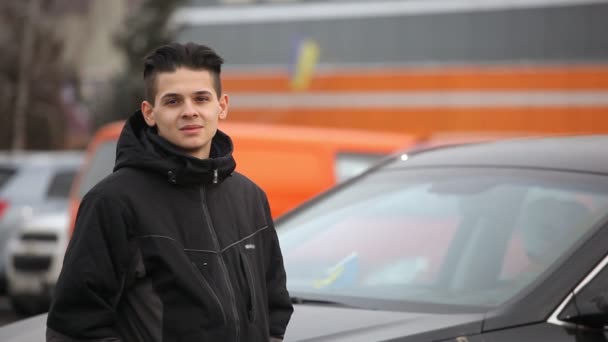 Homme Brune Sportif Attend Copine Sur Parking Hiver Une Vue — Video