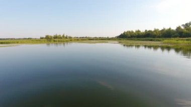 Hava atış Dnipro Nehri'nin mavi suların gösterişli bir kuş bakışı bir koyu mavi yüzey Dnipro Nehri'nin bulrush yamalar ile kaplı. Bu lilyum, yeşil sıçrama-dock, lily, yaz aylarında gün batımında kaplıdır