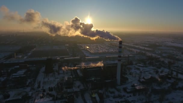 Воздушный Снимок Парящей Кирпичной Башни Белым Дымом Красивом Закате Зимой — стоковое видео