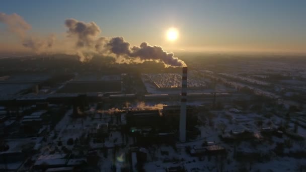 Légi Felvétel Egy Nagy Forró Gáz Kémény Fehér Füst Télen — Stock videók