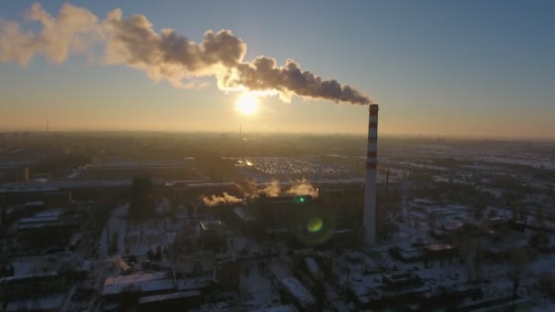 Letecký Snímek Tyčící Spalinového Komína Bílou Kouřit Při Západu Slunce — Stock video