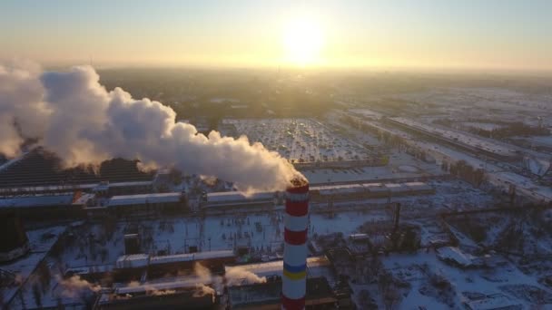 Luftaufnahme Eines Erhöhten Heißen Gaskamins Mit Weißem Rauch Bei Sonnenuntergang — Stockvideo