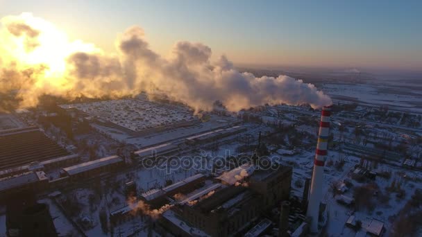 Воздушный Снимок Заоблачной Горячей Газовой Башни Белым Дымом Закате Зимой — стоковое видео