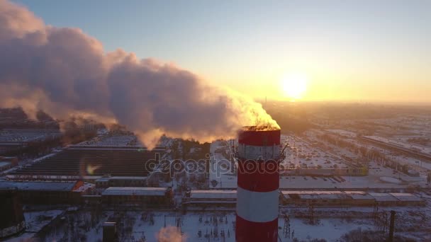 Aerial Närbild Skyhöga Kyltorn Med Vit Rök Vid Solnedgången Vintern — Stockvideo