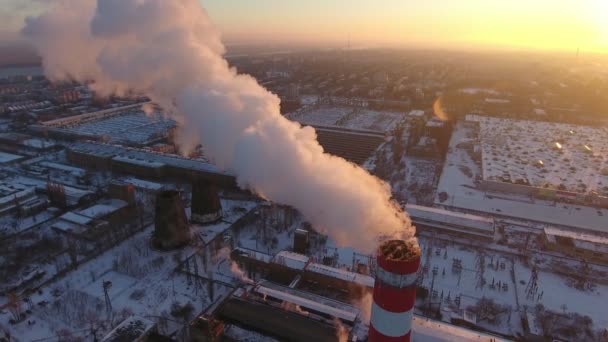 Luftaufnahme Eines Himmelhohen Kesselturms Mit Weißem Rauch Bei Sonnenuntergang Winter — Stockvideo