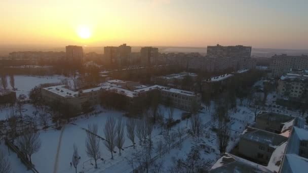 Tiro Aéreo Dos Telhados Nevados Casas Ucrânia Belo Pôr Sol — Vídeo de Stock