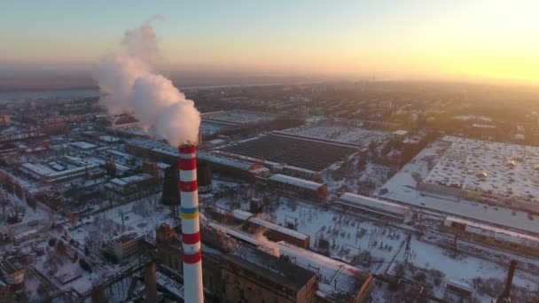 Воздушный Снимок Высокой Белой Красной Башни Белым Дымом Закате Зимой — стоковое видео