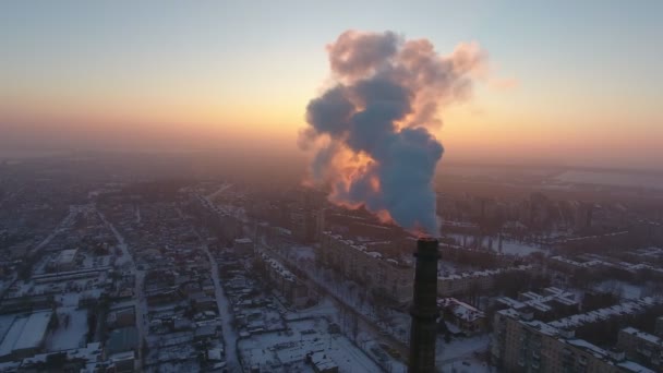 Κεραία Βολή Κολοσσιαία Βιομηχανικού Πύργου Παχύ Καπνό Κατά Ηλιοβασίλεμα Χειμώνα — Αρχείο Βίντεο