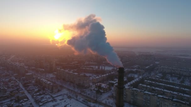 Légi Felvétel Egy Égig Ipari Cső Vastag Füst Télen Napnyugtakor — Stock videók