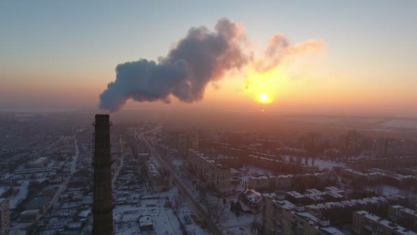 Zdjęcia Lotnicze Ogromny Przemysłowe Rura Gęstego Dymu Zachodzie Słońca Zimie — Wideo stockowe