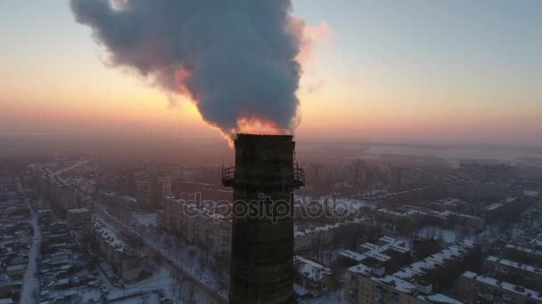 Luftaufnahme Eines Riesigen Industrieturms Mit Weißem Smog Bei Sonnenuntergang Winter — Stockvideo