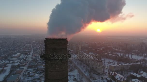 Scatto Aereo Enorme Torre Industriale Con Fumo Denso Tramonto Inverno — Video Stock