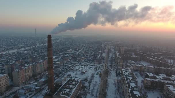 Légi Felvétel Egy Nagy Ipari Cső Fehér Füst Városkép Télen — Stock videók