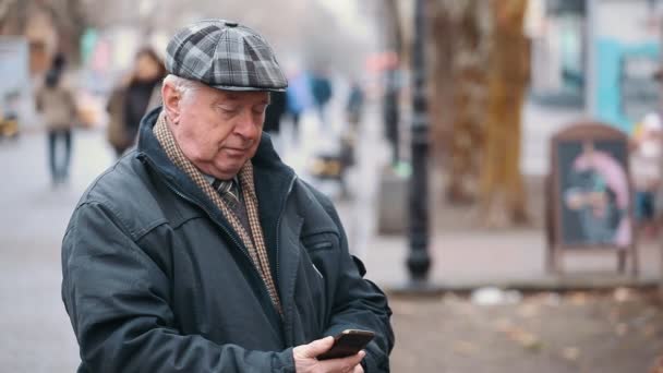 Homme Âgé Dans Une Casquette Plate Laine Compose Sur Mobile — Video