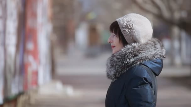 Smart Middle Aged Woman Looks Wall Advertisements City Street Autumn — Stock Video